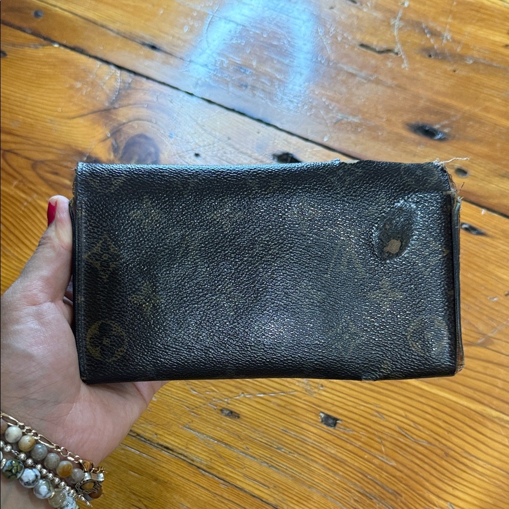 Louis Vuitton Black and Gold Monogram Wallet - Picture 13 of 14